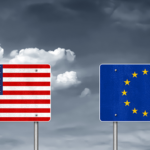 US und EU Flagge auf Schildern unter bewölktem Himmel