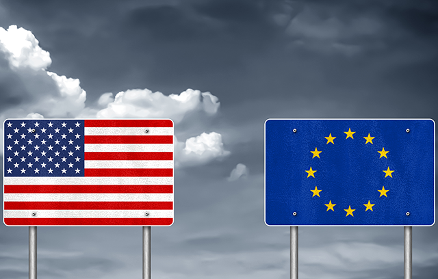 US und EU Flagge auf Schildern unter bewölktem Himmel